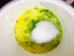 将蛋液，砂糖柠檬汁与之前的柠檬皮混合，隔水加热