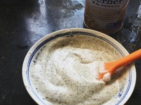 倒入蛋黄糊内翻拌均匀