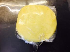 将混合物捏成团，压扁用保鲜膜包裹，冷藏2小时