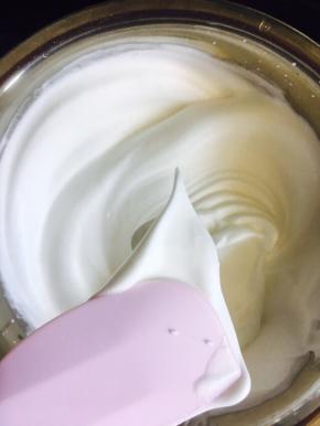 制作蛋白霜～糖分次加入蛋白，将蛋白打发至出现小直勾