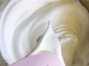 制作蛋白霜～糖分次加入蛋白，将蛋白打发至出现小直勾