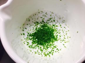 饼皮冷藏做馅料，柠檬搓皮下来，这里柠檬选择黄柠檬和青柠檬都可以，味道略有不同，但是都很香