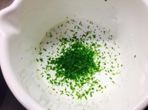 饼皮冷藏做馅料，柠檬搓皮下来，这里柠檬选择黄柠檬和青柠檬都可以，味道略有不同，但是都很香