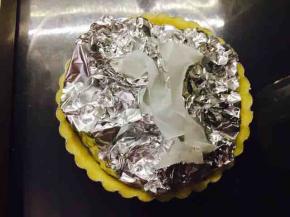 派中间放入派压石180度20至25分型，烤制10至15分钟时取出压石，具体温度根据自己烤箱调节，表面上色即可，上色可以深一些，因为里面含有杏仁粉，我个人比较喜欢烤的颜色深点，感觉比较香