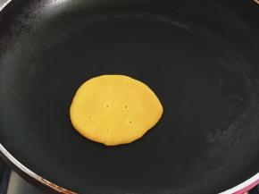 平底锅刷少许橄榄油，舀入一勺面糊小火煎，待面糊冒泡凝固即可
