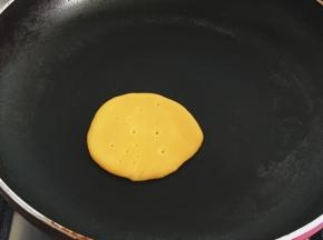 平底锅刷少许橄榄油，舀入一勺面糊小火煎，待面糊冒泡凝固即可