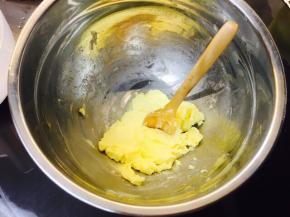 用勺子将黄油块搅拌至软化，要有耐心，不要有硬块