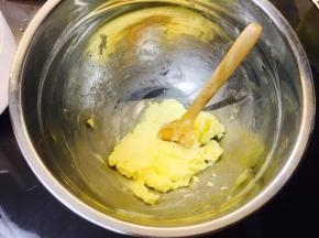 用勺子将黄油块搅拌至软化，要有耐心，不要有硬块