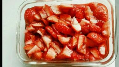 草莓一切四，放入白砂糖，腌2小时以上，最佳时间是12小时，这样做出来的果酱口感很好。等不及的话至少要两小时以上。