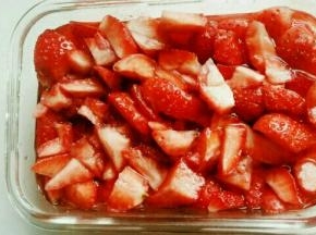 草莓一切四，放入白砂糖，腌2小时以上，最佳时间是12小时，这样做出来的果酱口感很好。等不及的话至少要两小时以上。