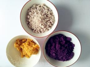 芋头、紫薯和红薯去皮之后切块，送入蒸烤箱，蒸25分钟，蒸熟之后用叉子捣成泥。