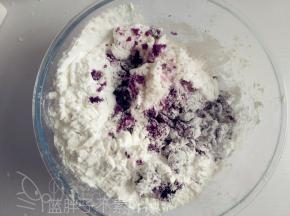 接着加入剩下的所有材料，用手揉成团。