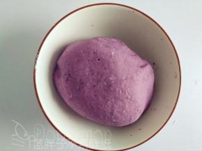 水分记得要根据你蒸熟的紫薯的干湿度进行调节。揉好的面团是软软的，不粘手，同时有弹性。