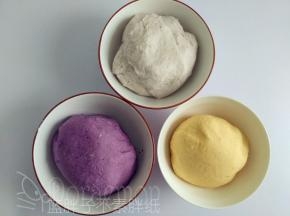 芋头味和红薯味一样做法。将它们揉成团，放在碗中，盖上保鲜膜，防止变干。