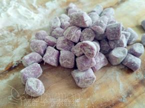 切好之后撒上玉米淀粉，将芋圆们分开，使它们表面都滚上一层粉。
