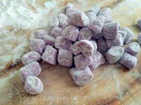 切好之后撒上玉米淀粉，将芋圆们分开，使它们表面都滚上一层粉。