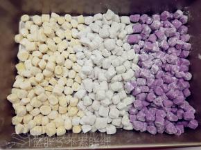 同样的方法把其它两个味道的芋圆做好。