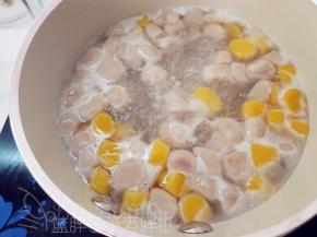 接着来煮芋圆。烧开一锅热水，放入适量芋圆，中火煮上3分钟，等到芋圆都漂浮在水面之后，继续再煮2分钟就可以捞出来。