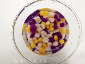 捞出来之后的芋圆浸泡在冷水中，这样会更加Q弹。紫薯味的记得要分开煮，不然会串色。