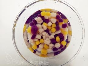捞出来之后的芋圆浸泡在冷水中，这样会更加Q弹。紫薯味的记得要分开煮，不然会串色。