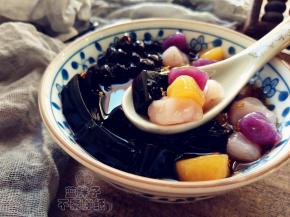 做好的芋圆倒入碗中，可以加入烧仙草，珍珠，西米等等任意你喜欢的材料，再加入炼奶，椰浆，味道更加赞。或者桂花红糖水，也是不错的。