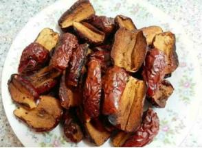 1⃣️红枣小火煮10分钟，放凉，去核，弄红枣泥备用。