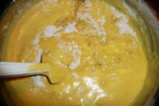 在蛋黄里加入80克红糖、食用油，迅速搅拌至融合。加入枣泥，继续搅拌均匀。
然后筛入混合了小苏打的面粉搅拌好。
tips：蛋黄加入红糖后坐温水里画一字搅拌，更容易融化，当然非懒人过筛更好