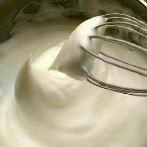 打发蛋白，加入20克白糖或者红糖（因为红糖有颗粒，可用白糖替代）
tips:当然糖本来应该大部分放蛋白，但是我家红糖颗粒太多太大，我还是放蛋黄里坐水融化