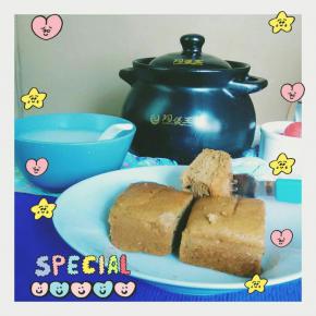 参照戚风搅拌的手法。先取一部分蛋白与蛋黄糊混合，再把剩余的蛋白与蛋黄糊继续切拌均匀，混合切好的(或者用料理机打好的）坚果，烤盘刷一层油防粘，将面糊倒进烤盘，入烤箱150度35分钟就可以啦！[胜利][胜利][胜利]
浓郁的枣香味充满整个厨房，期待。
取出蛋糕，倒扣放凉。
