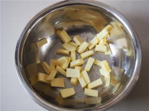 黄油切成小块，室温软化