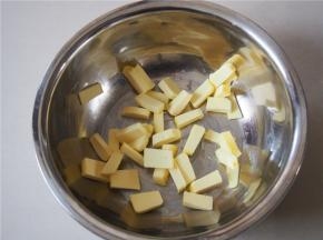 黄油切成小块，室温软化
