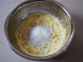 加入白糖，打发至发白