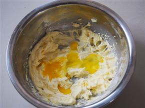 加入蛋液，搅拌至均匀
