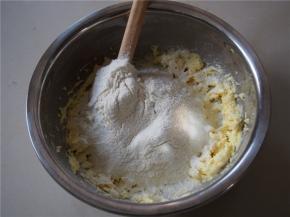 入低筋面粉，切拌成均匀面团