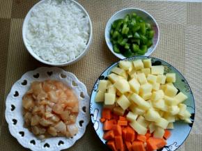 食材全部切丁备用。