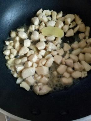 颜色变白时加入料酒翻炒