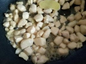 颜色变白时加入料酒翻炒