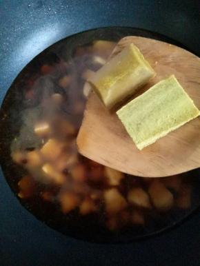 加入水没过肌肉丁，在加一点老抽调色。(可以不加)加两块咖喱，大火烧开，转中小火5分钟