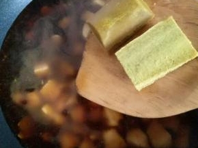 加入水没过肌肉丁，在加一点老抽调色。(可以不加)加两块咖喱，大火烧开，转中小火5分钟