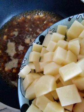 加入土豆丁，烧开转小火8-10分钟