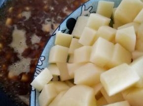 加入土豆丁，烧开转小火8-10分钟