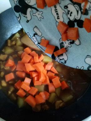 加入胡萝卜烧开后转小火5分钟，最后加入甜椒丁，可以关火，最后闷2分钟，出锅
￼
把