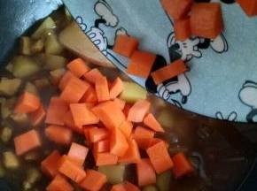 加入胡萝卜烧开后转小火5分钟，最后加入甜椒丁，可以关火，最后闷2分钟，出锅
￼
把