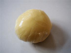 用保鲜膜包起来放入冰箱冷藏1小时进行松弛