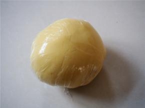 用保鲜膜包起来放入冰箱冷藏1小时进行松弛