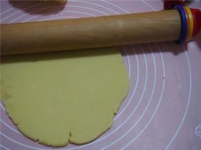 松弛好的面团擀成0.5mm厚