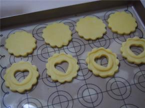 用模具切出一块实心和一块空心的饼干形状，烤箱预热至160度，中层，上下火，15分钟左右观察上色即可