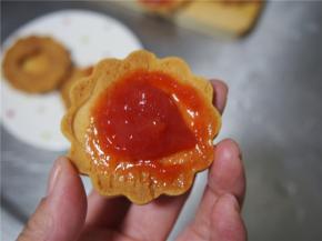 烤好的饼干晾凉后，取实心的饼干在中心抹上适量山楂酱，然后取空心饼干对准实心饼干压好即可。