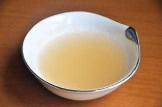 将6克吉利丁粉混合60克水，搅拌均匀后放入冰箱冷藏备用