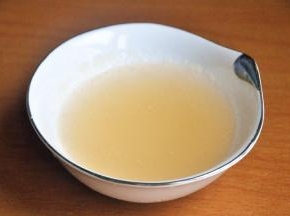 将6克吉利丁粉混合60克水，搅拌均匀后放入冰箱冷藏备用